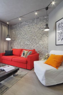 Бялата и червената мека мебел се комбинират добре в хола