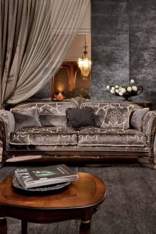 Сив и златен диван в класически просторен хол
