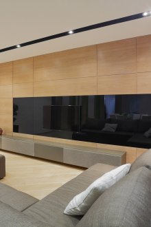 Голям сив диван за цялото семейство в хола