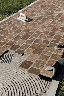 Монтаж на тротоарни плочи