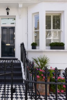 Черен плот на верандата