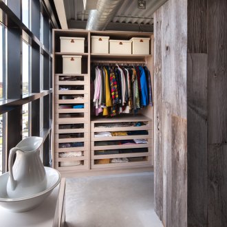 Тавански шкаф за дрехи