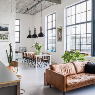 Бетонен таван в тавана на хола