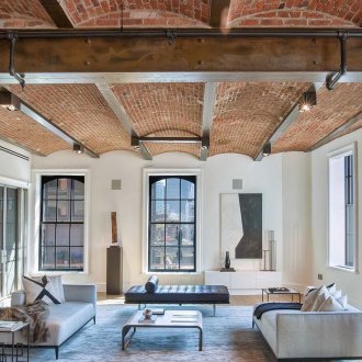 Тухла на тавана на тавана на хола