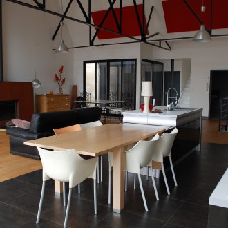 Червени акценти в таванска всекидневна