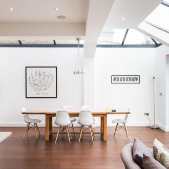 Прозорци в стила на таванско помещение в хола