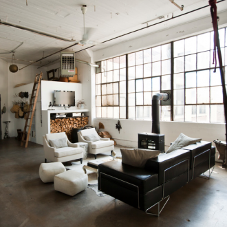 Таванско помещение в хола с камина