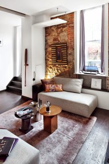 Тесен хол в стила на таванско помещение