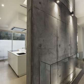 Бетонна стена в коридора на таванското помещение