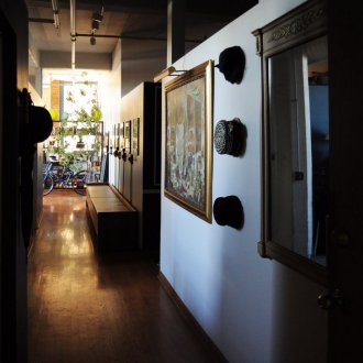 Декор в таванското помещение на коридора