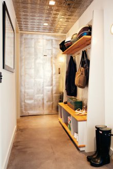 Метална врата в тавана на коридора