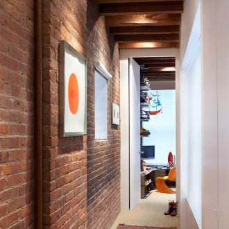 Таванско помещение за коридор от тухлена стена