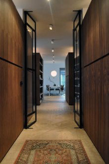 Килим в таванското помещение на коридора