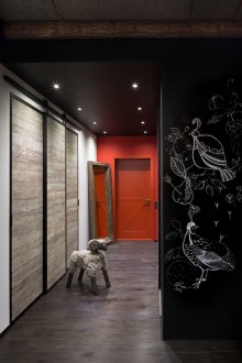 Таванско таванско помещение в червен дизайн