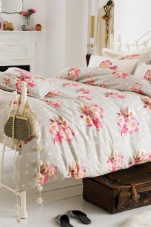 Спалня в прованс стил с флорален принт върху спално бельо и завеси