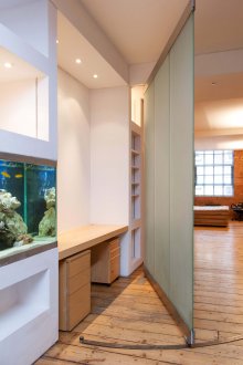 Входно таванско помещение с махало врата