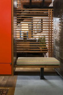 Таванско коридорче с пейка