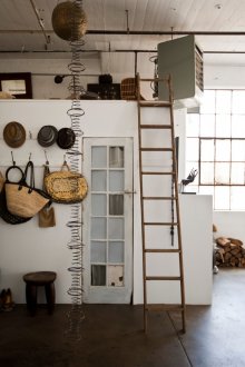 Таванско антре в състарен дизайн