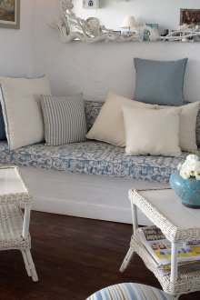 Синя и бяла всекидневна с огледало на Прованс