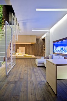 Светло таванско помещение за коридора