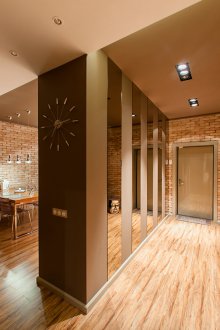 Огледала в таванското помещение на коридора