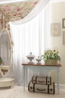 Коридор с огледало и прованс цветни завеси