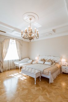 Просторна спалня с прованс