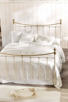 Бежов и бял текстил в спалня в Прованс