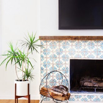 Плочка с шарка около камината