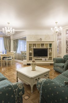 Всекидневна в стил Прованс с тъмнозелени дивани