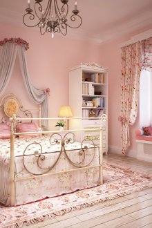 Флорални завеси и обикновен балдахин в спалнята в стила на Прованс