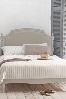 Светла просторна спалня с дървени подове в стил Прованс