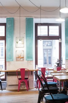 Кафе с ярки елементи в стил Прованс