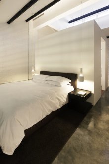 Schwarzes Bett im Loftstil