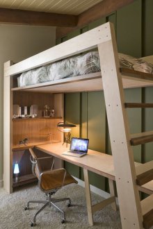 Holzbett im Loft-Stil