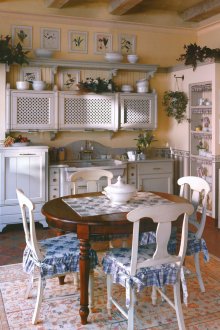 Кухня в стил Прованс с централна маса за хранене