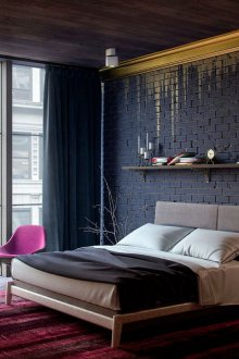 Bett im Schlafzimmer auf dem Dachboden