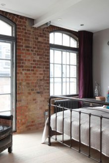 Stahlbett im Loft-Stil