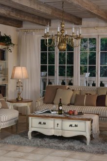 Дневна с големи прозорци в стил Прованс