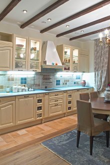 Просторна кухня в стил Прованс