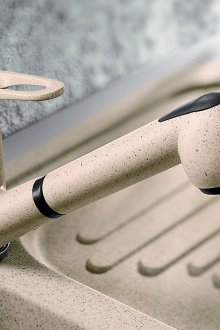 Pengadun seramik dengan muncung