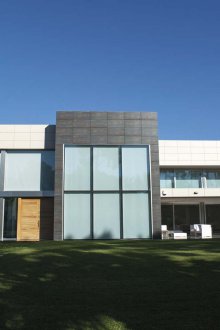 Фасадната плочка е керамична