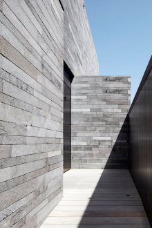 Предна плочка под камък