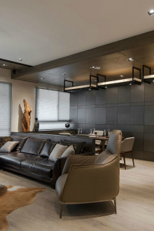 Тъмен диван в интериора