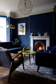 Тъмен интериор с геометричен декор.