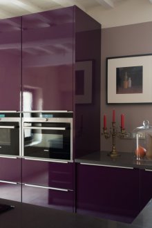 Тъмни лъскави мебели в кухнята