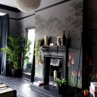 Тъмен интериор с камина