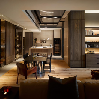 Тъмнокафяв интериор