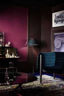Тъмно пурпурен интериор