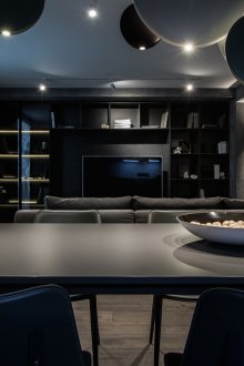 Мрачен интериор на трапезарията